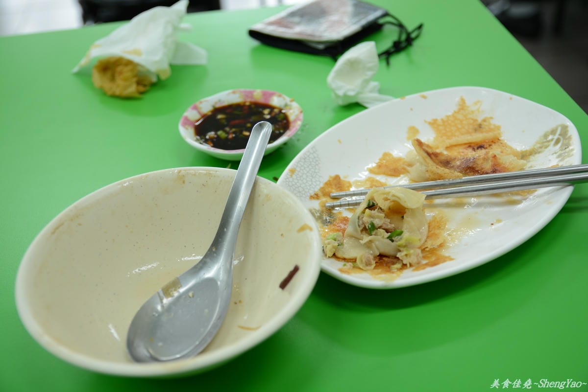 [台中西區]小六鍋貼 – 一不小心就會噴得你滿手都是油的爆汁鍋貼。