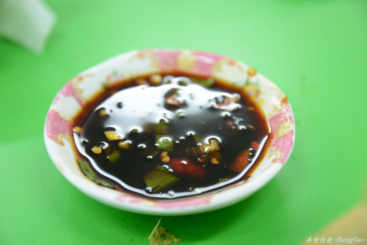 [台中西區]小六鍋貼 – 一不小心就會噴得你滿手都是油的爆汁鍋貼。