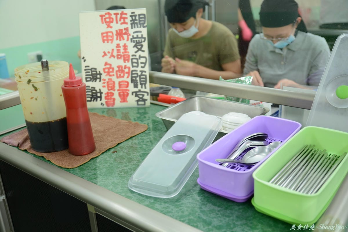 [台中西區]小六鍋貼 – 一不小心就會噴得你滿手都是油的爆汁鍋貼。