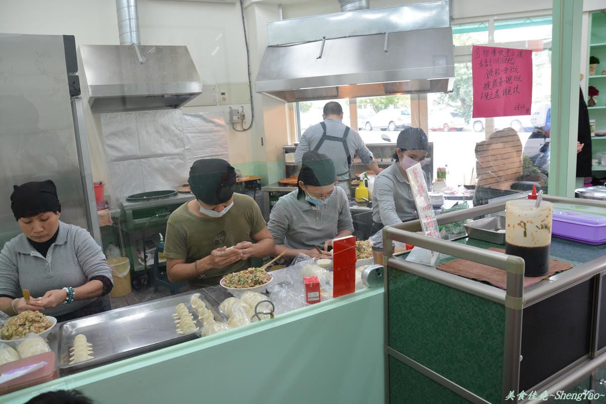 [台中西區]小六鍋貼 – 一不小心就會噴得你滿手都是油的爆汁鍋貼。