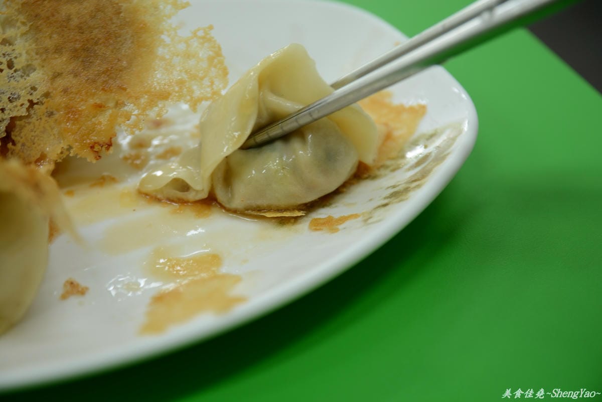 [台中西區]小六鍋貼 – 一不小心就會噴得你滿手都是油的爆汁鍋貼。