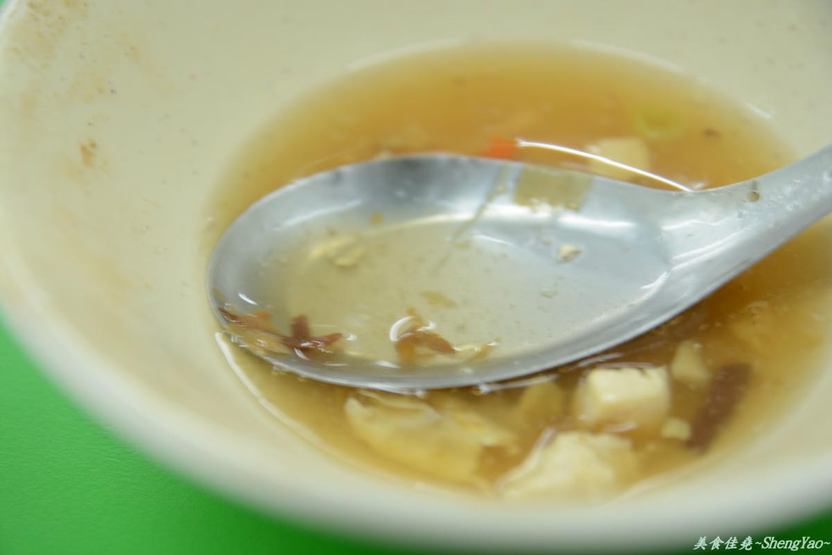 [台中西區]小六鍋貼 – 一不小心就會噴得你滿手都是油的爆汁鍋貼。