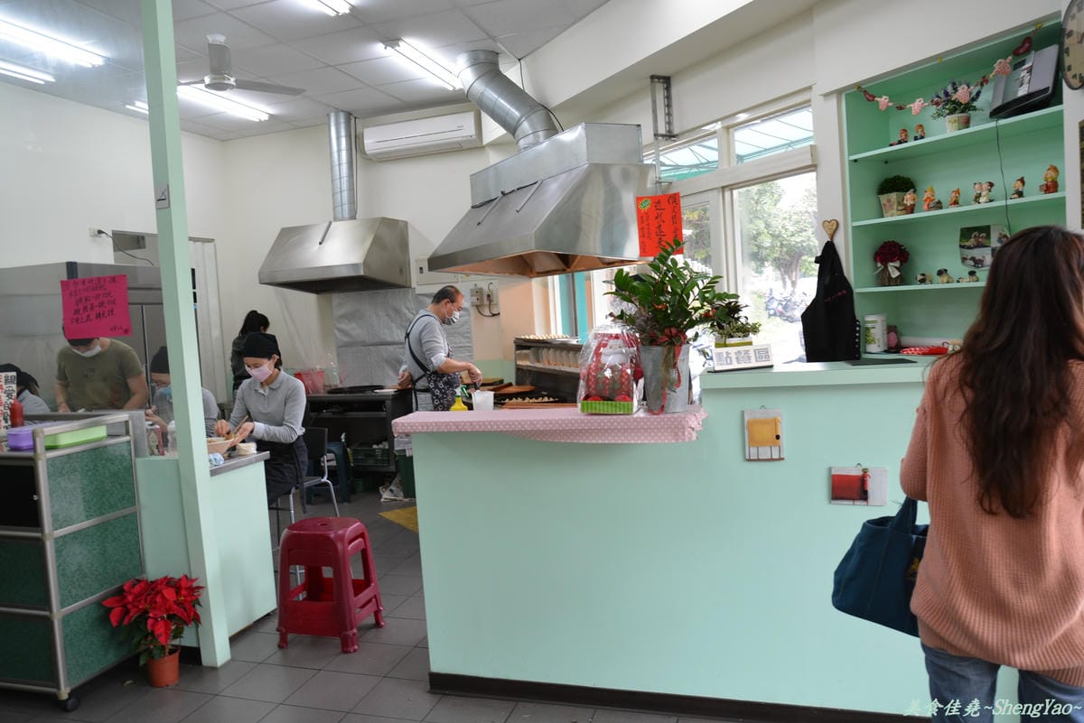 [台中西區]小六鍋貼 – 一不小心就會噴得你滿手都是油的爆汁鍋貼。