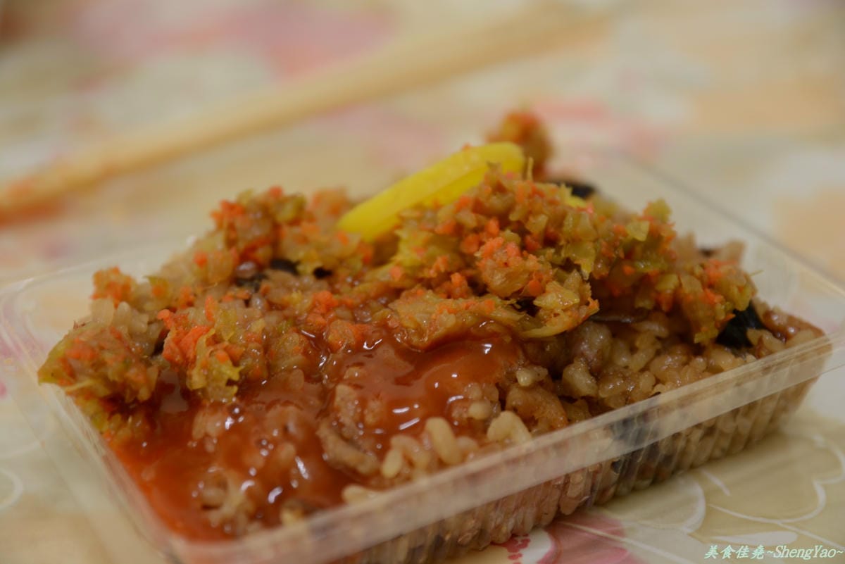 [台中沙鹿]菜市場無名油飯攤 – 市場內飄香三十年的古早味油飯冬粉。