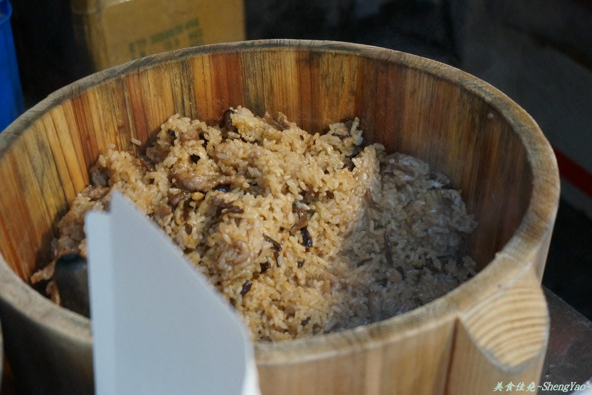 [台中沙鹿]菜市場無名油飯攤 – 市場內飄香三十年的古早味油飯冬粉。