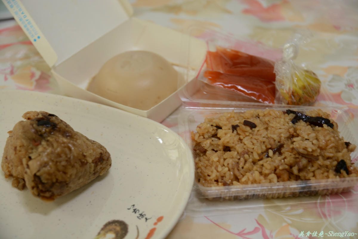 [台中沙鹿]菜市場無名油飯攤 – 市場內飄香三十年的古早味油飯冬粉。