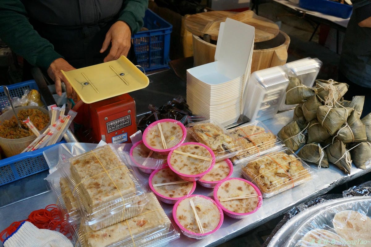 [台中沙鹿]菜市場無名油飯攤 – 市場內飄香三十年的古早味油飯冬粉。