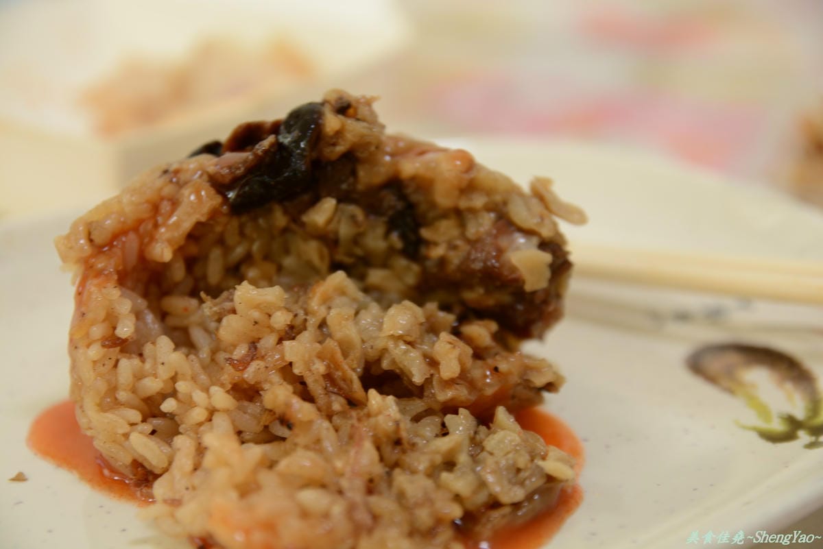 [台中沙鹿]菜市場無名油飯攤 – 市場內飄香三十年的古早味油飯冬粉。