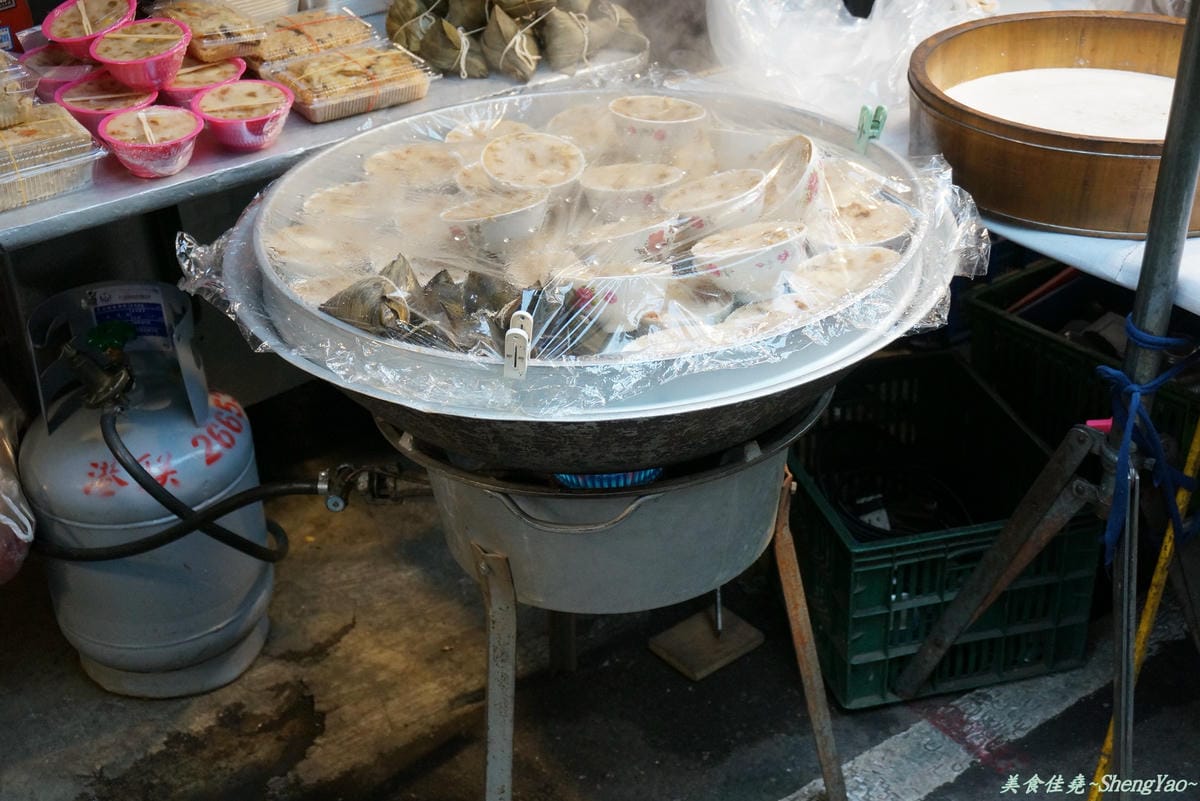 [台中沙鹿]菜市場無名油飯攤 – 市場內飄香三十年的古早味油飯冬粉。