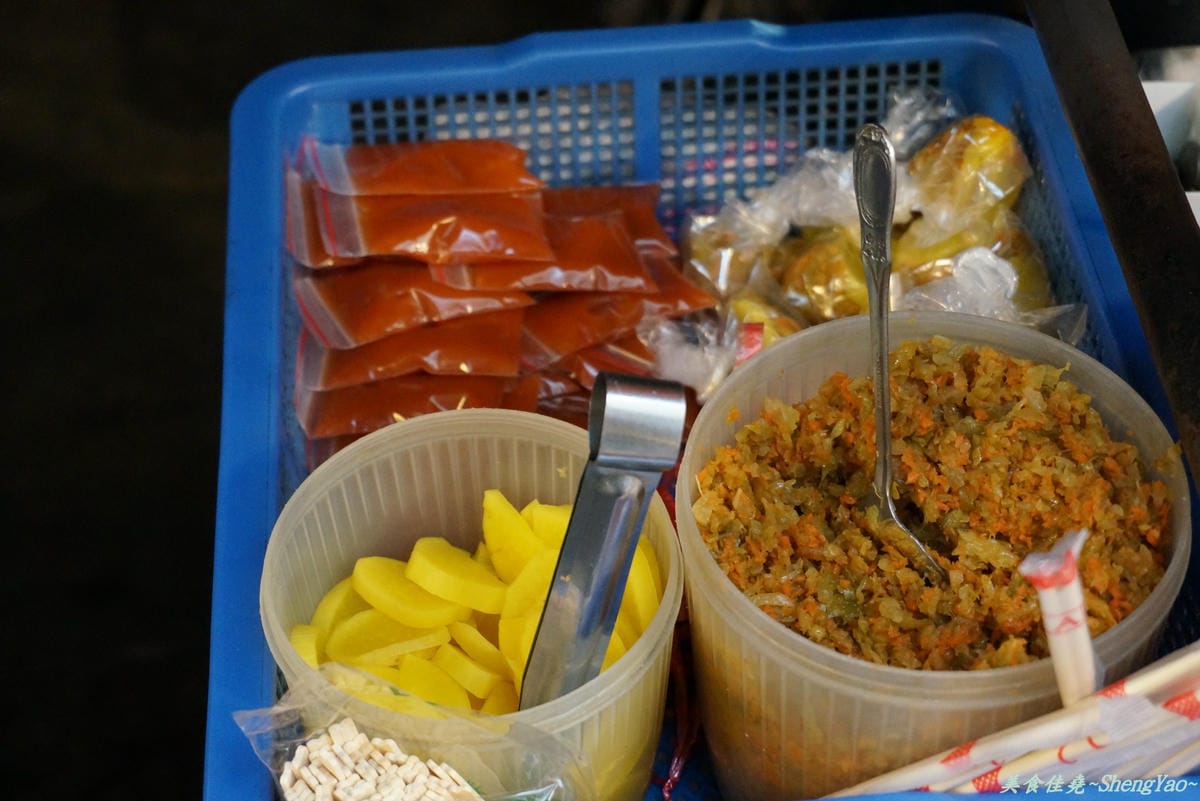 [台中沙鹿]菜市場無名油飯攤 – 市場內飄香三十年的古早味油飯冬粉。