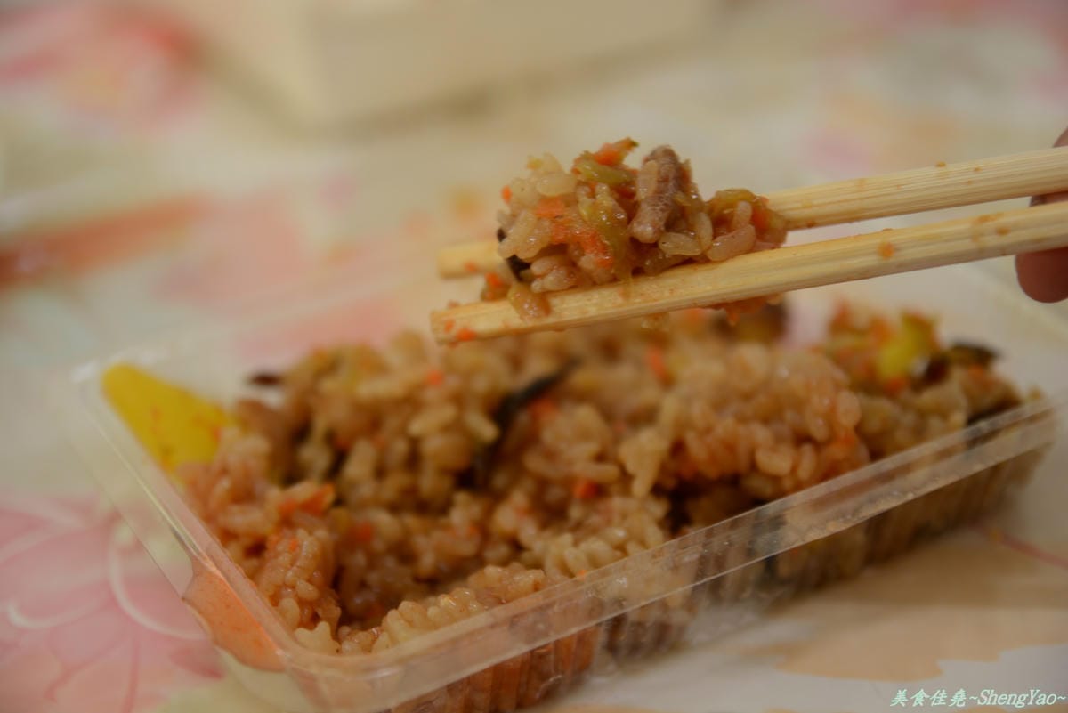 [台中沙鹿]菜市場無名油飯攤 – 市場內飄香三十年的古早味油飯冬粉。