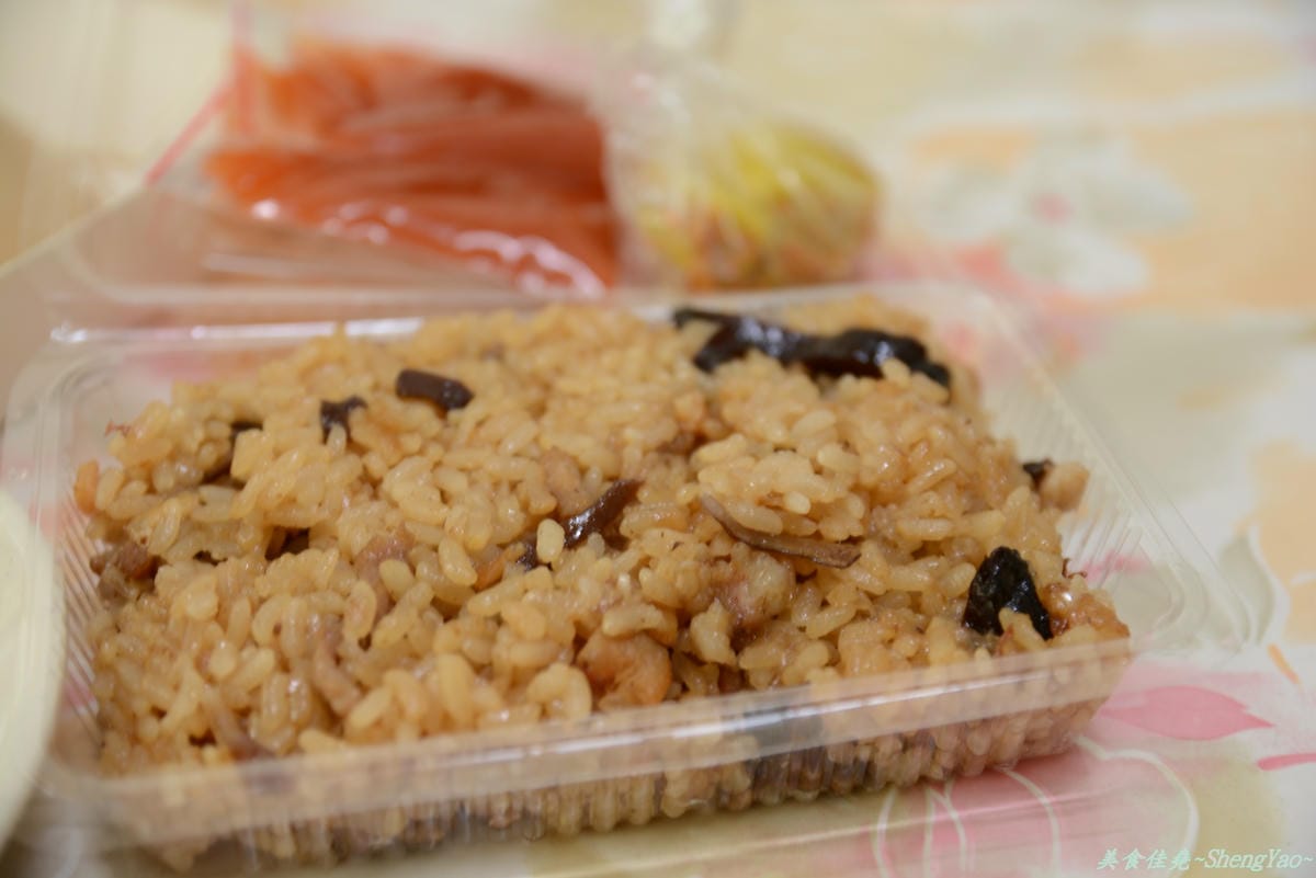 [台中沙鹿]菜市場無名油飯攤 – 市場內飄香三十年的古早味油飯冬粉。