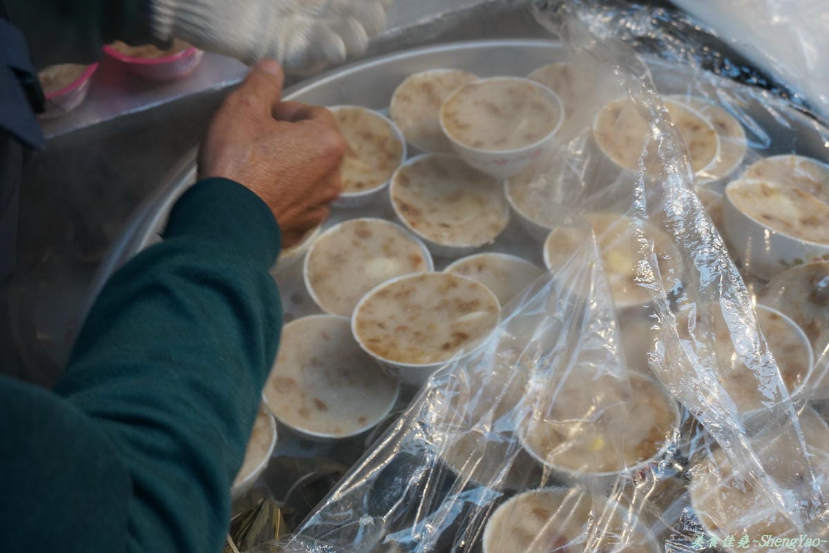 [台中沙鹿]菜市場無名油飯攤 – 市場內飄香三十年的古早味油飯冬粉。