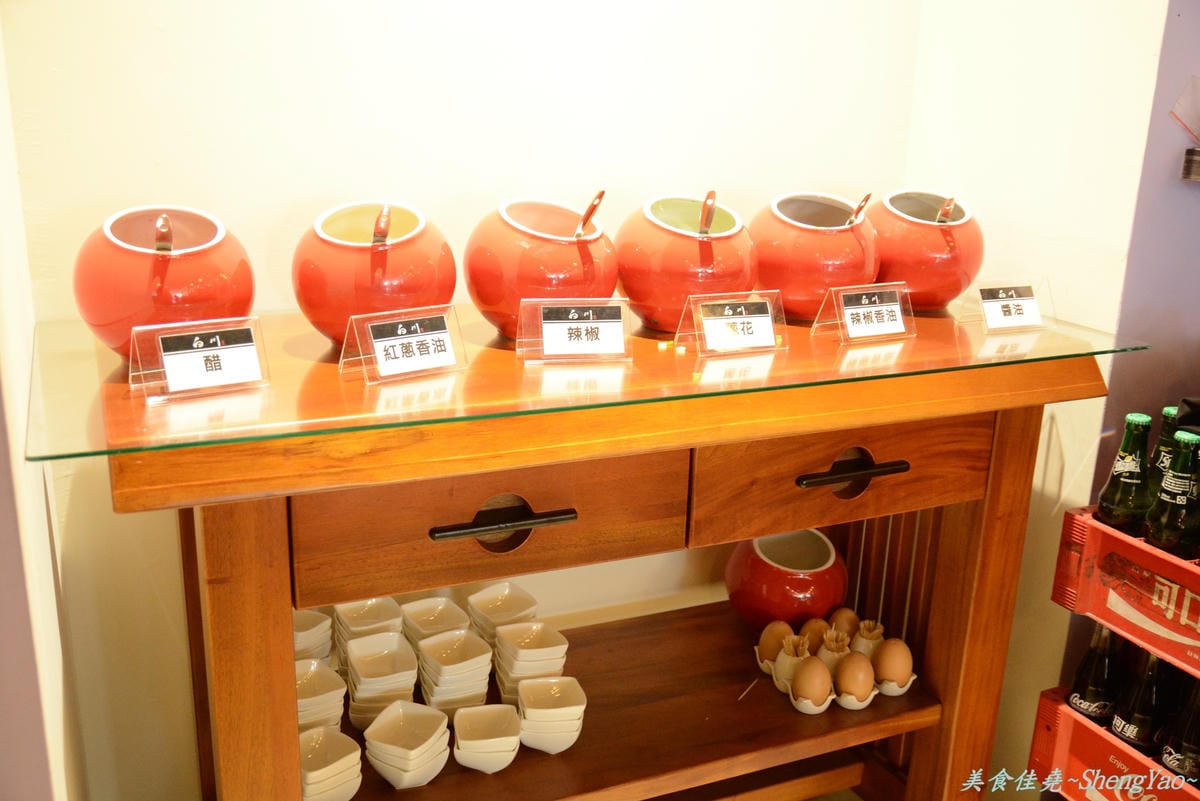 [台中西屯]白川天然火鍋 – 湯頭特別、食材新鮮好吃,但價格小貴、份量稍嫌不足,C/P值不高。(已歇業)