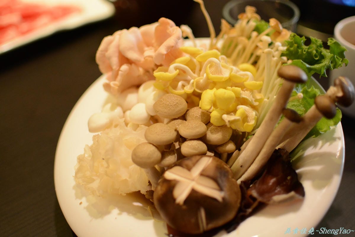 [台中西屯]白川天然火鍋 – 湯頭特別、食材新鮮好吃,但價格小貴、份量稍嫌不足,C/P值不高。(已歇業)