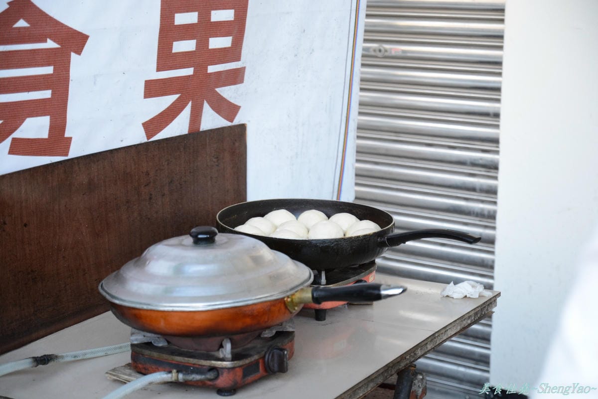 [台中沙鹿]正英路口水煎包餡餅 – Q軟帶麵粉香的外皮,就算冷掉也好好吃的豬肉餡餅
