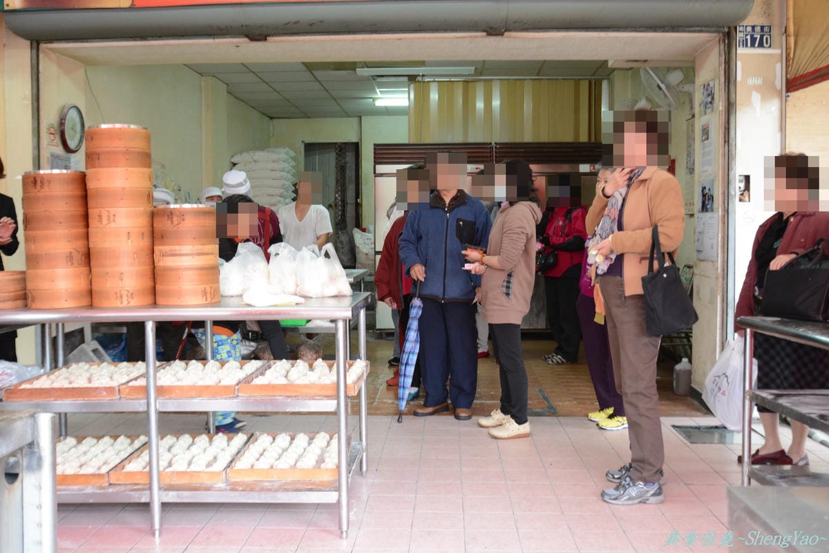 [台中北區]阿嬤肉包 – 排隊排到天昏地暗的12元鮮肉包。