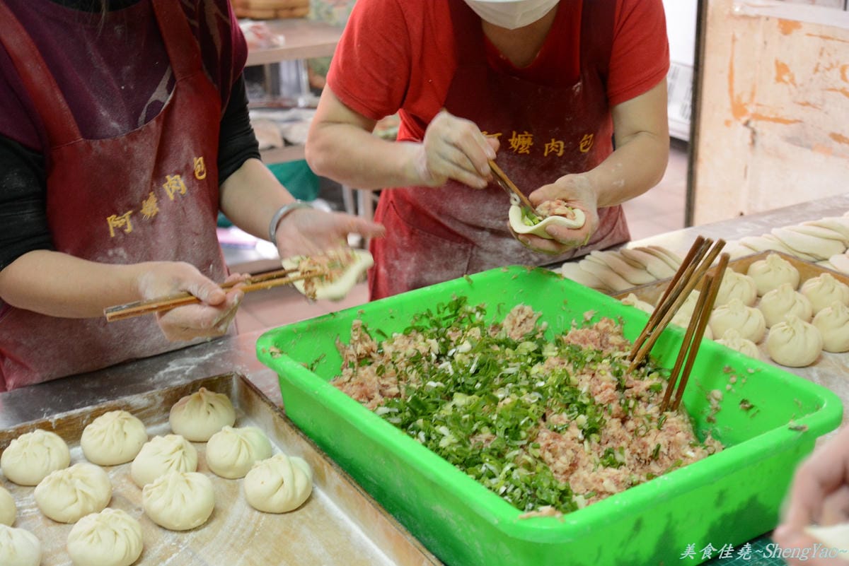 [台中北區]阿嬤肉包 – 排隊排到天昏地暗的12元鮮肉包。