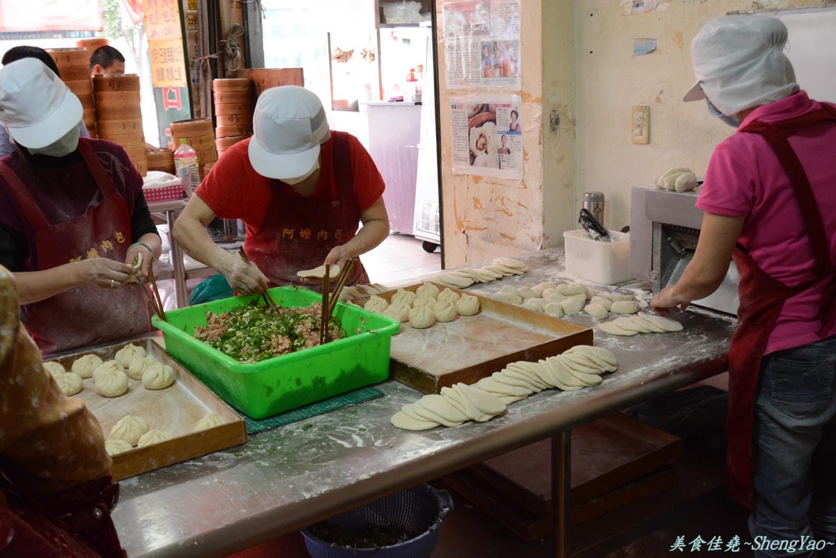 [台中北區]阿嬤肉包 – 排隊排到天昏地暗的12元鮮肉包。