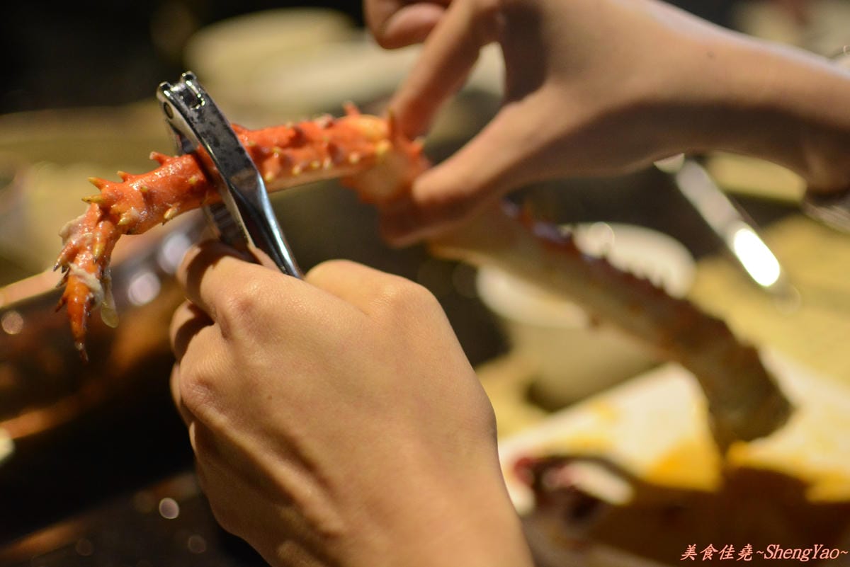 [台中西區]嗆頂級麻辣鴛鴦鍋吃到飽 中港店 – 759元帝王蟹、頂級鮑魚和天使紅蝦任你吃到飽。