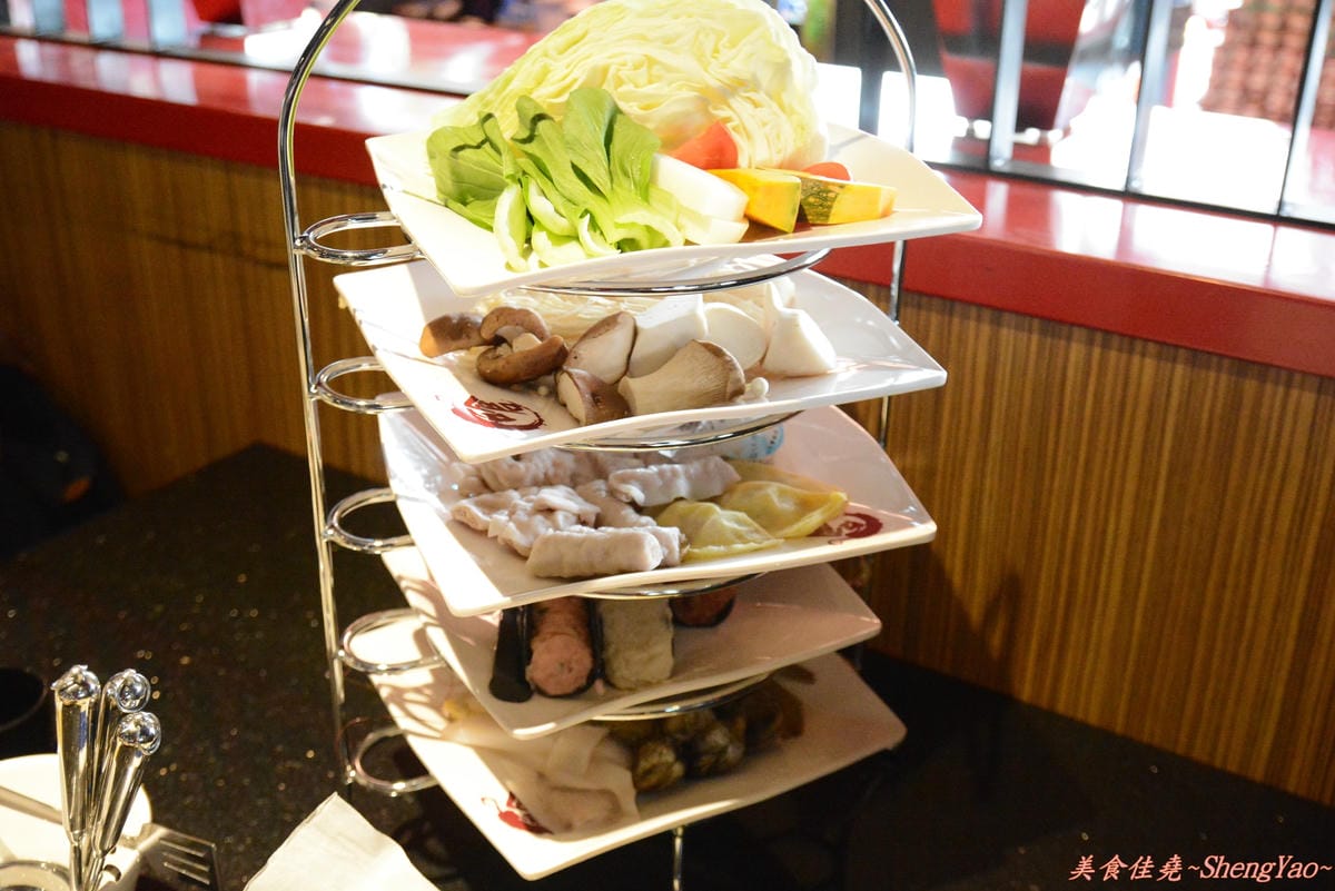 [台中西區]嗆頂級麻辣鴛鴦鍋吃到飽 中港店 – 759元帝王蟹、頂級鮑魚和天使紅蝦任你吃到飽。