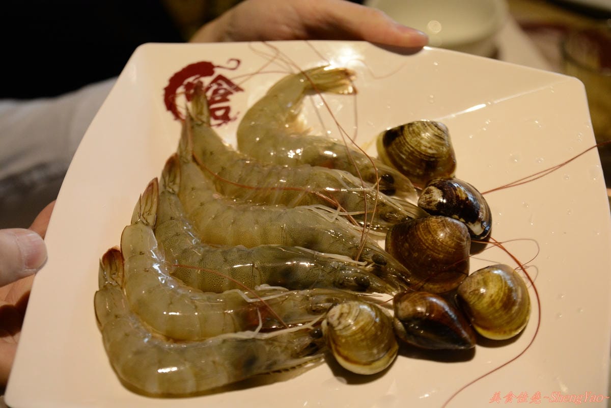 [台中西區]嗆頂級麻辣鴛鴦鍋吃到飽 中港店 – 759元帝王蟹、頂級鮑魚和天使紅蝦任你吃到飽。