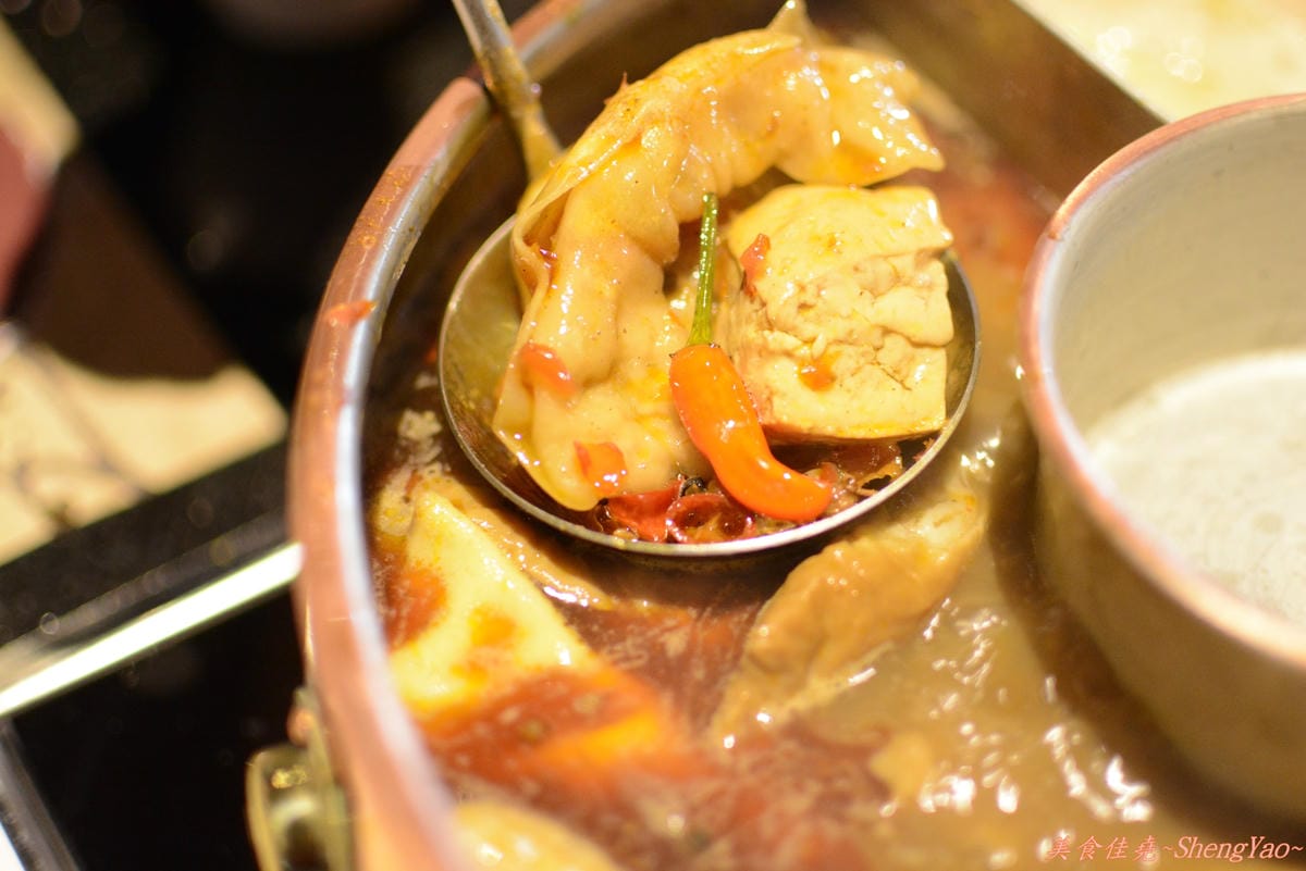 [台中西區]嗆頂級麻辣鴛鴦鍋吃到飽 中港店 – 759元帝王蟹、頂級鮑魚和天使紅蝦任你吃到飽。