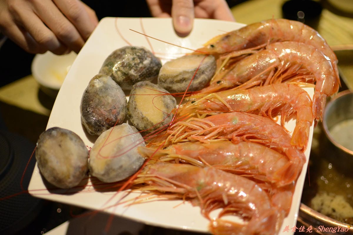 [台中西區]嗆頂級麻辣鴛鴦鍋吃到飽 中港店 – 759元帝王蟹、頂級鮑魚和天使紅蝦任你吃到飽。