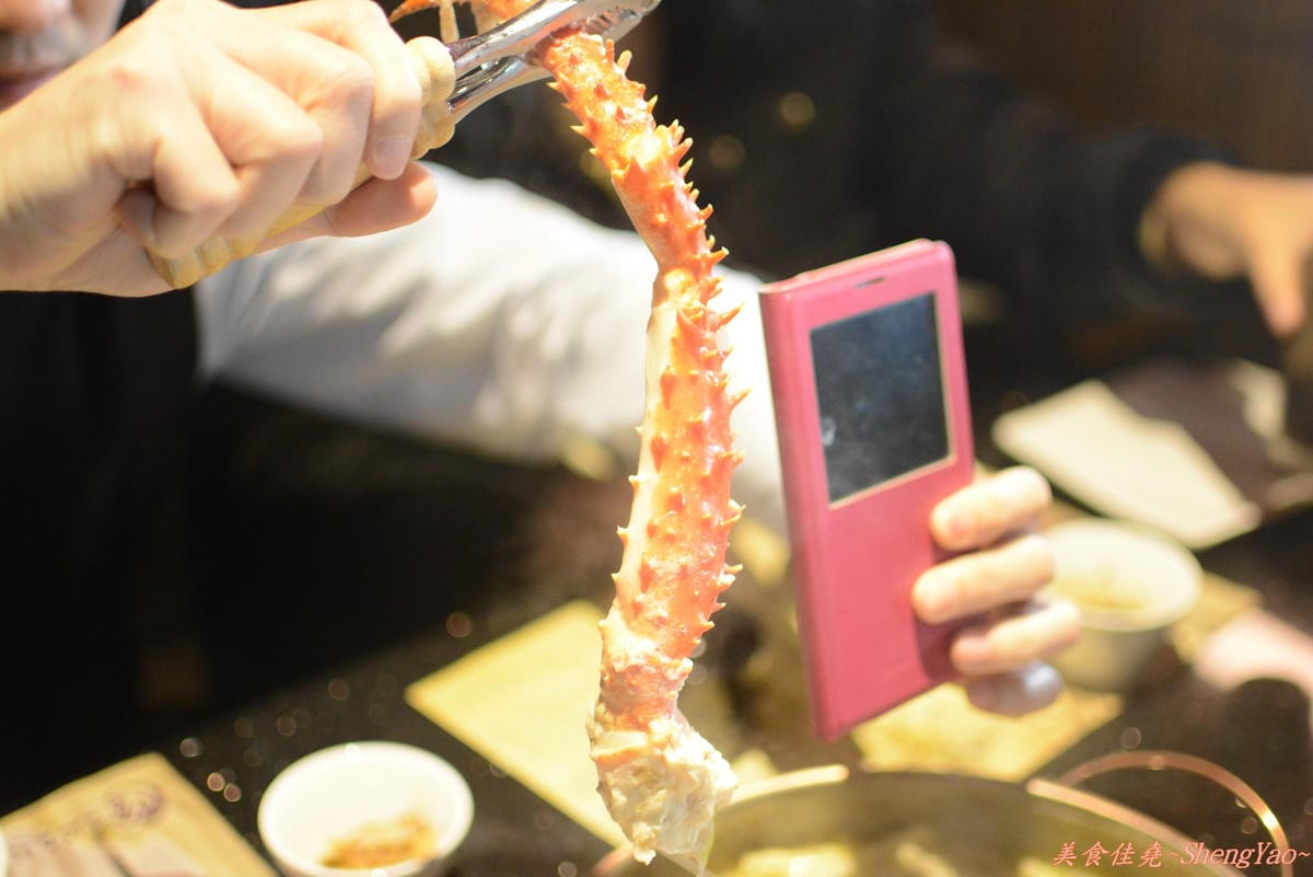 [台中西區]嗆頂級麻辣鴛鴦鍋吃到飽 中港店 – 759元帝王蟹、頂級鮑魚和天使紅蝦任你吃到飽。