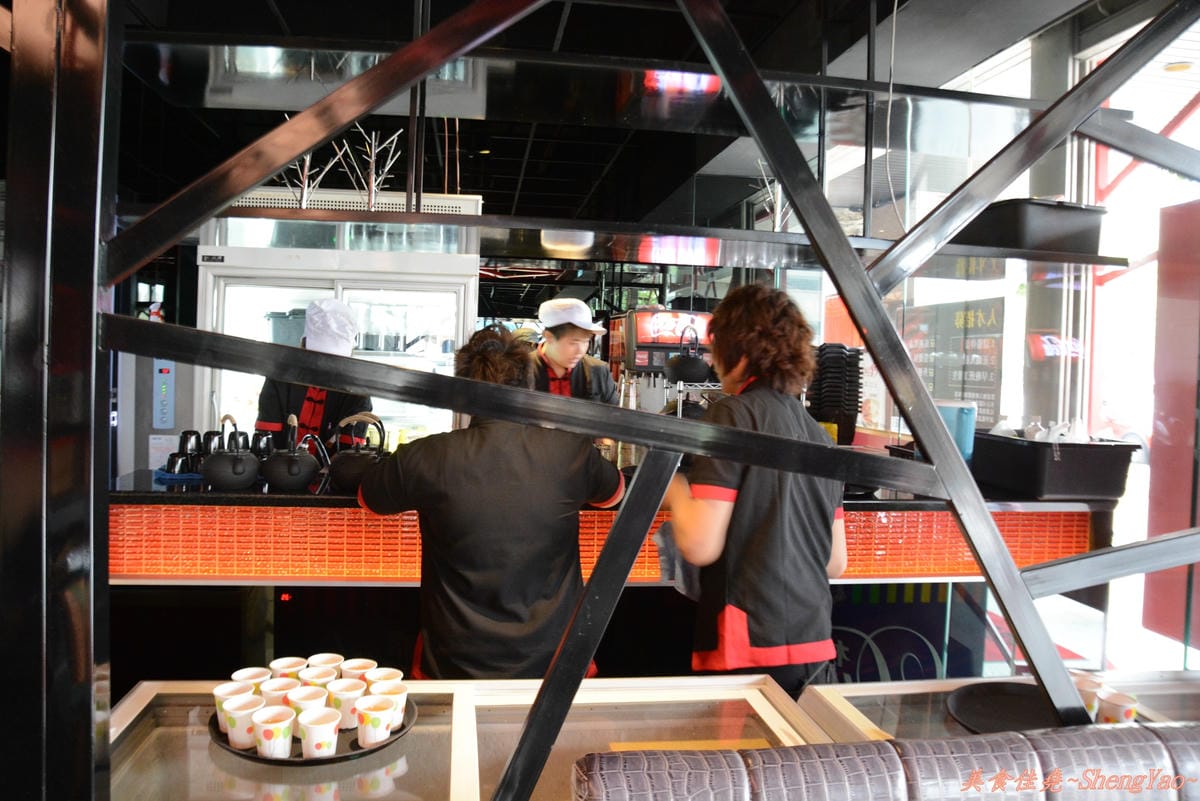 [台中西區]嗆頂級麻辣鴛鴦鍋吃到飽 中港店 – 759元帝王蟹、頂級鮑魚和天使紅蝦任你吃到飽。