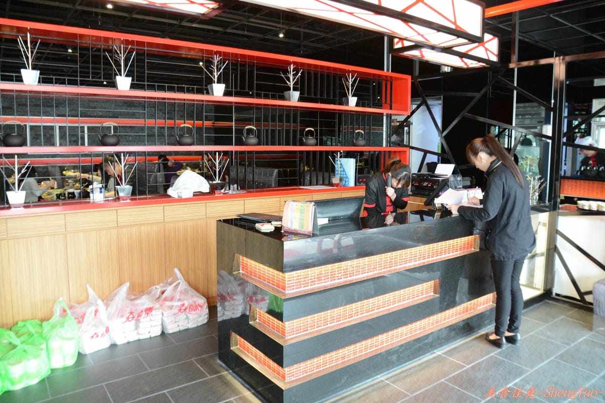 [台中西區]嗆頂級麻辣鴛鴦鍋吃到飽 中港店 – 759元帝王蟹、頂級鮑魚和天使紅蝦任你吃到飽。