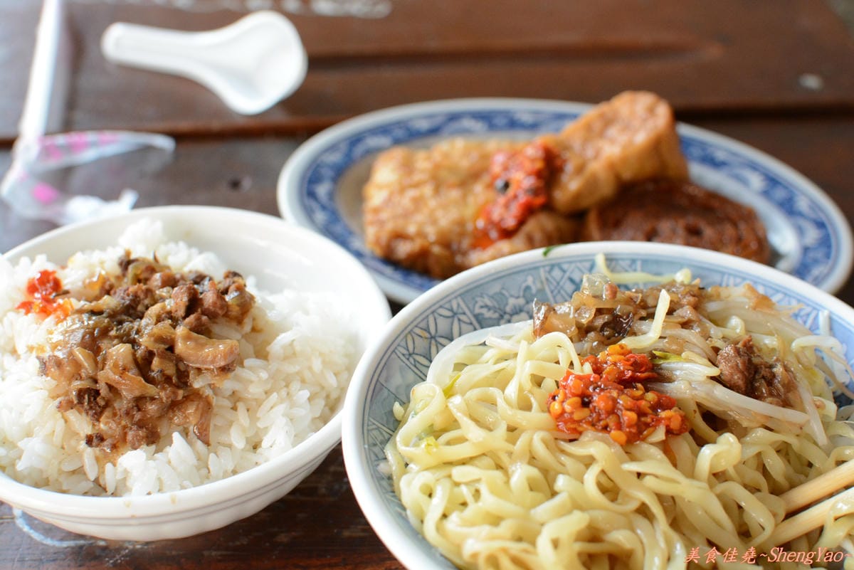 [台中沙鹿]拉仔麵 – 開幕沒多久的便宜傳統美食,有沒加辣差很多。