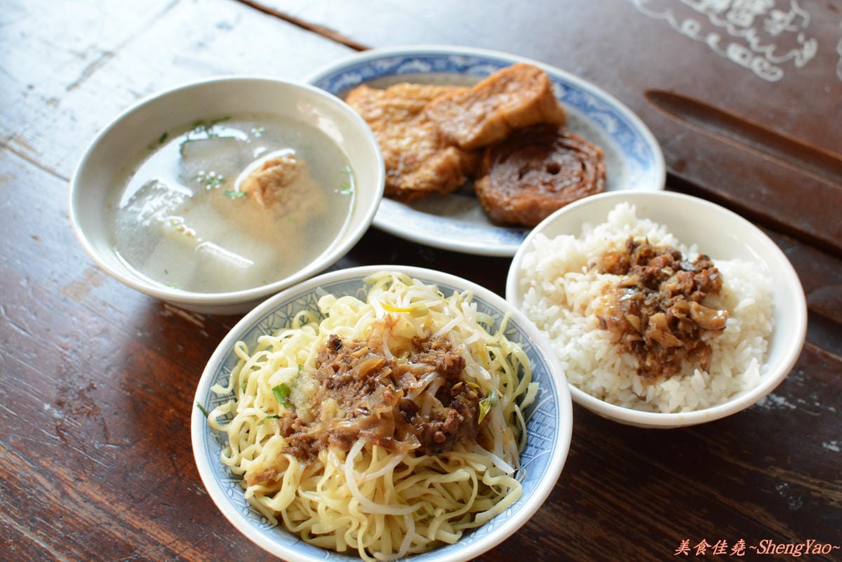 [台中沙鹿]拉仔麵 – 開幕沒多久的便宜傳統美食,有沒加辣差很多。