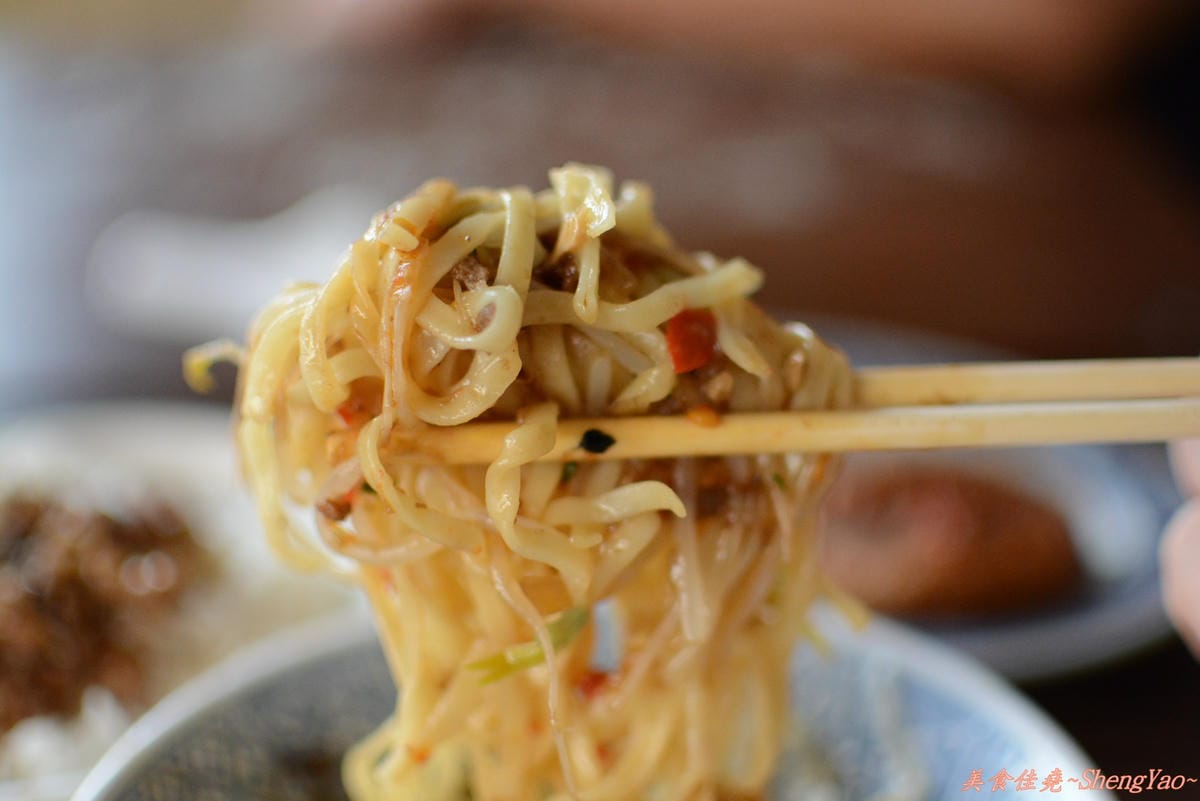 [台中沙鹿]拉仔麵 – 開幕沒多久的便宜傳統美食,有沒加辣差很多。