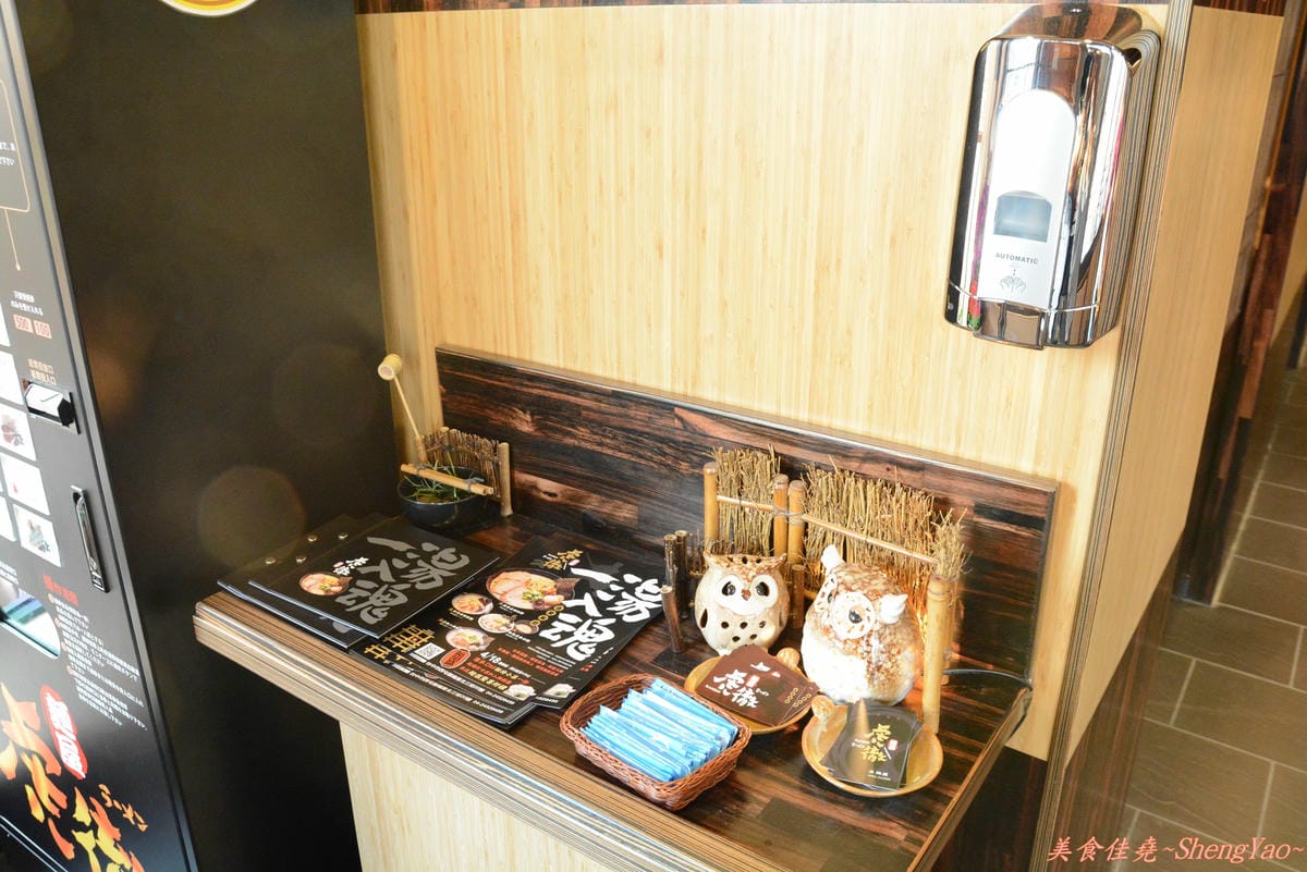 [台中西屯]麵屋-虎徹 – 販賣機點拉麵超特別、擁有日本調理師證照的台灣師傅開的拉麵店。