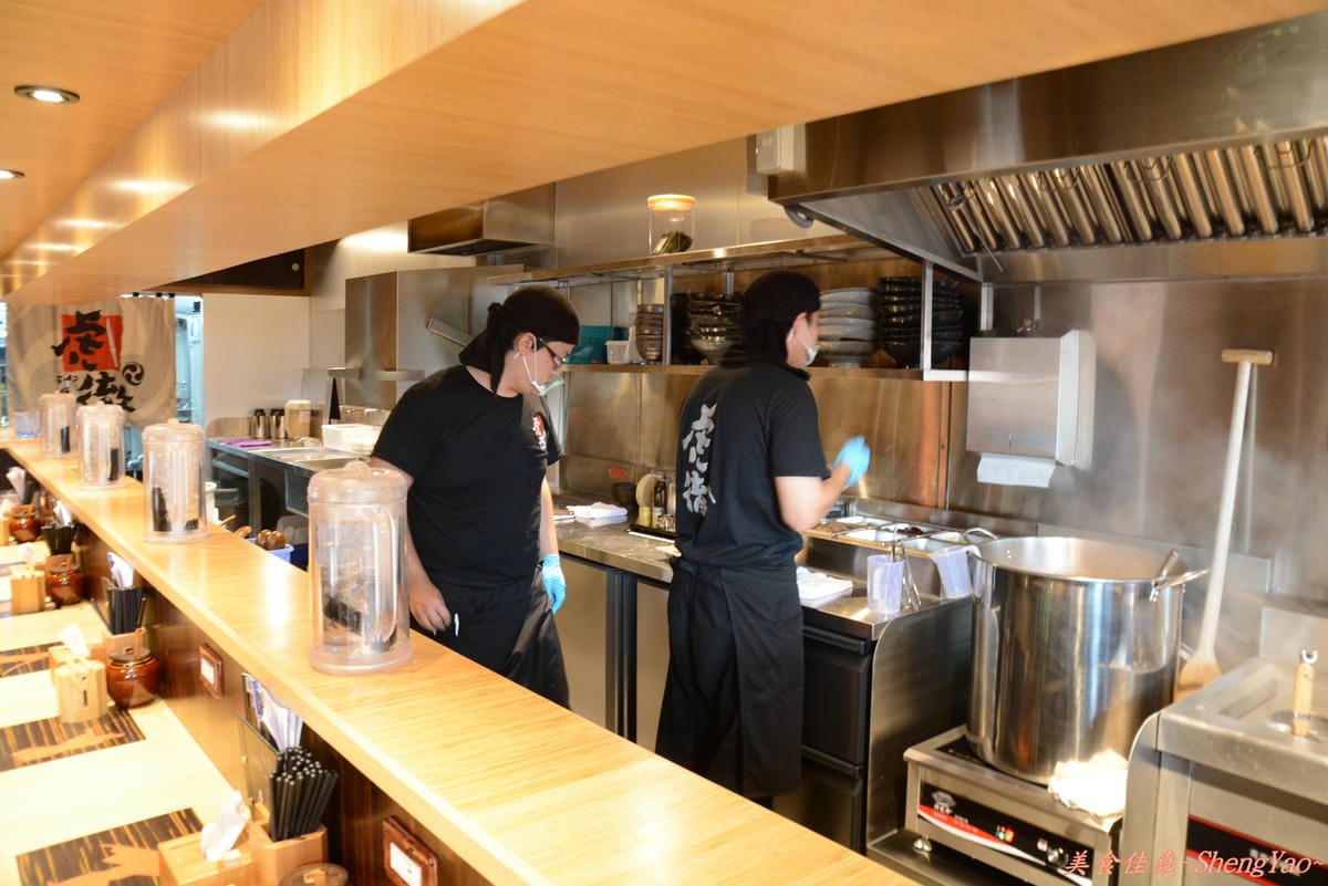 [台中西屯]麵屋-虎徹 – 販賣機點拉麵超特別、擁有日本調理師證照的台灣師傅開的拉麵店。