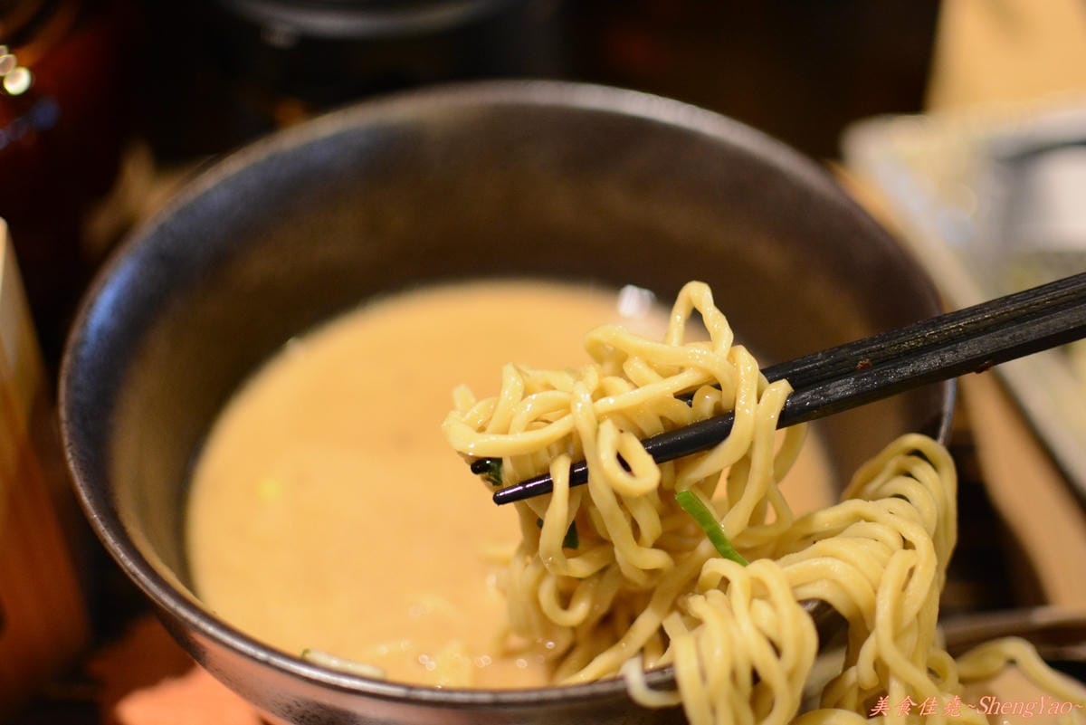 [台中西屯]麵屋-虎徹 – 販賣機點拉麵超特別、擁有日本調理師證照的台灣師傅開的拉麵店。