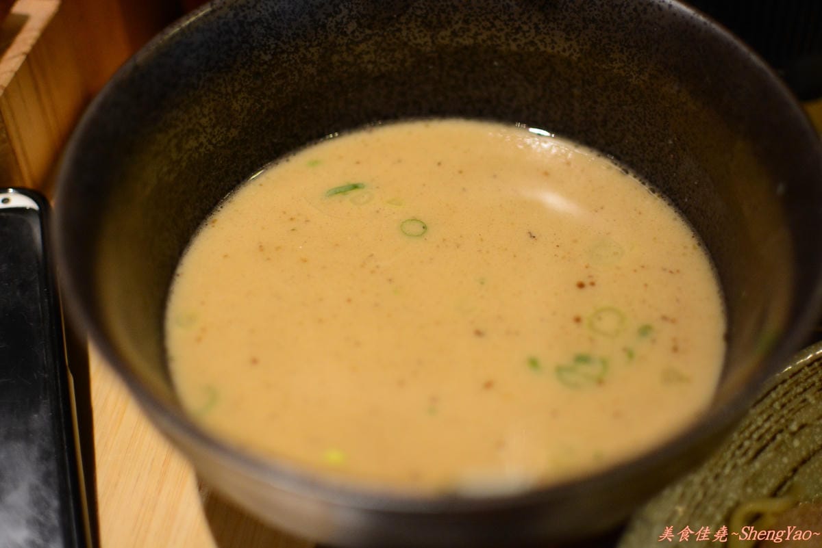 [台中西屯]麵屋-虎徹 – 販賣機點拉麵超特別、擁有日本調理師證照的台灣師傅開的拉麵店。