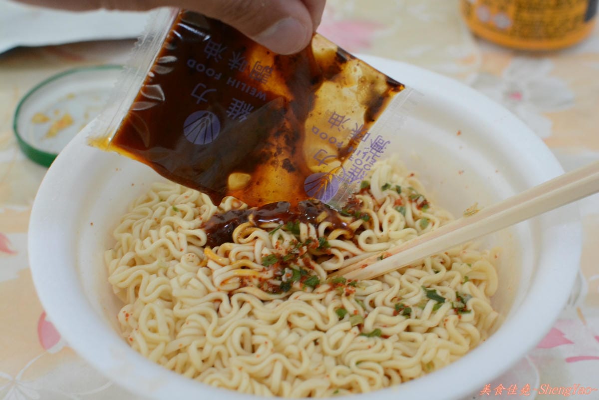 [嚐鮮]維力大乾麵”辣子雞”新口味 & 愛之味水果泡菜