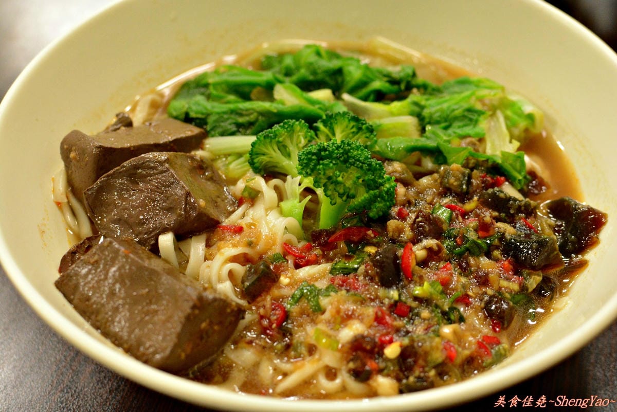 [台中清水]鮮味饌 – 加了碎皮蛋的麻辣乾麵很特別,還不錯吃。