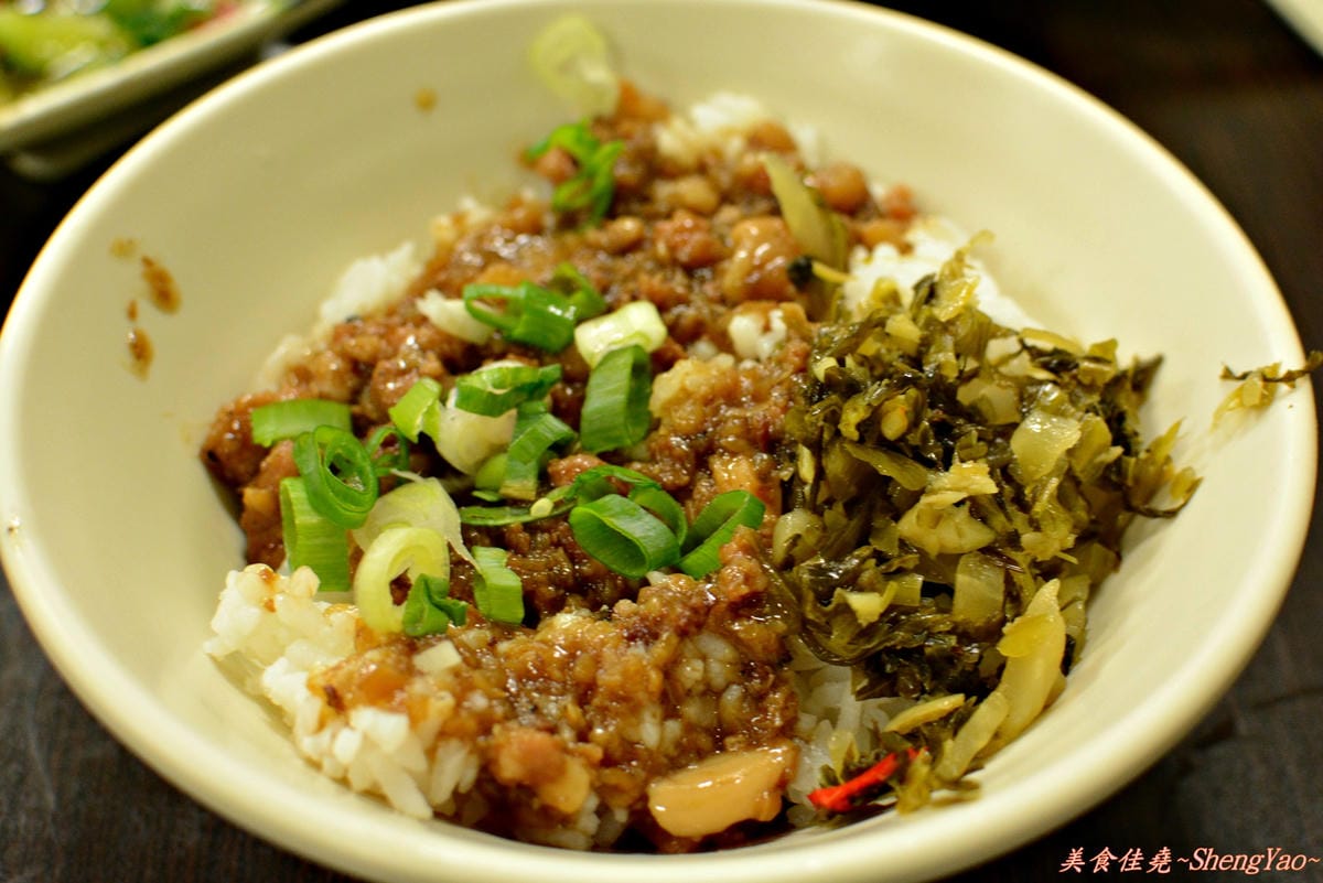 [台中清水]鮮味饌 – 加了碎皮蛋的麻辣乾麵很特別,還不錯吃。