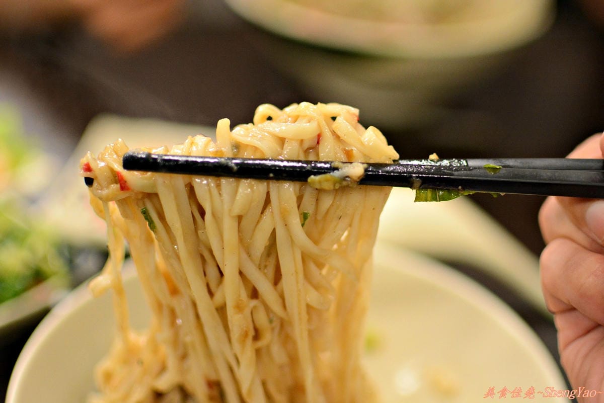 [台中清水]鮮味饌 – 加了碎皮蛋的麻辣乾麵很特別,還不錯吃。