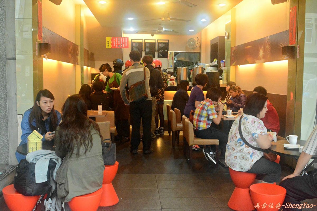 [台中西區]肉蛋土司 – 無時無刻都在排隊的超人氣早餐店。