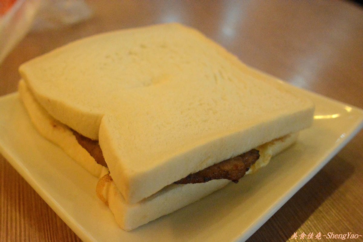 [台中西區]肉蛋土司 – 無時無刻都在排隊的超人氣早餐店。