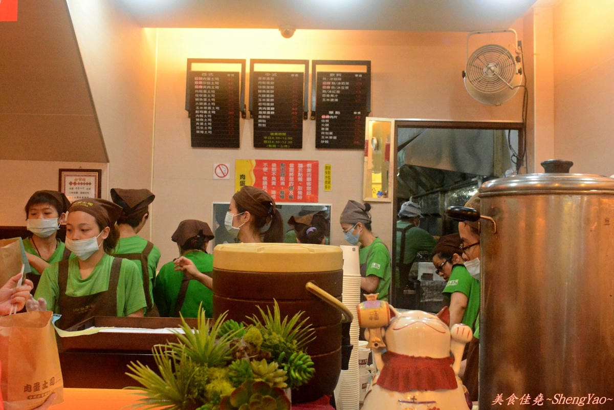 [台中西區]肉蛋土司 – 無時無刻都在排隊的超人氣早餐店。