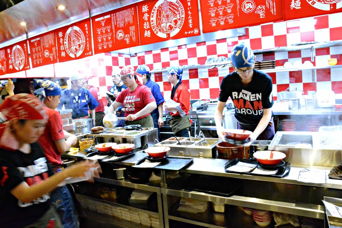 [台中西屯]ラーメン凪(NAGI)豚骨拉麵 台中老虎城店 – 不敢說宇宙最強,但應該是台中目前最強拉麵了(邀約試吃生田智志師傅採訪畫面)。