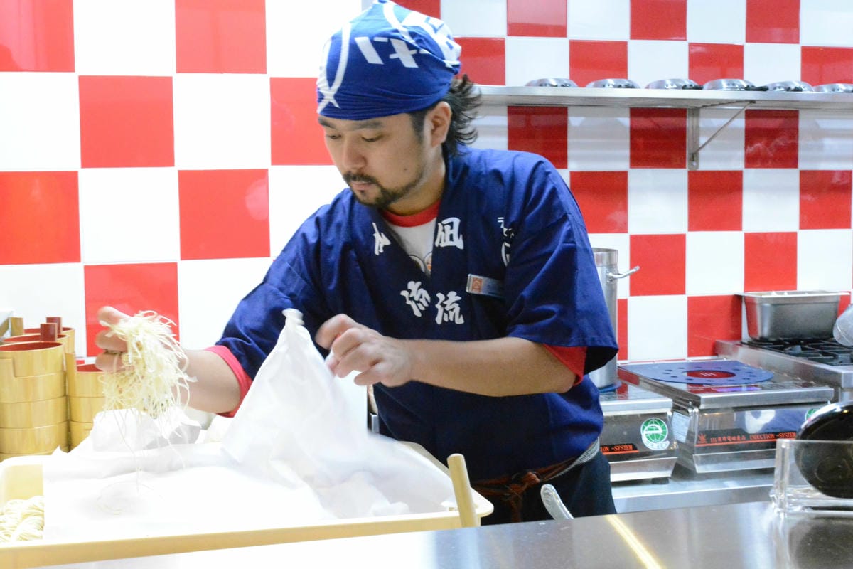 [台中西屯]ラーメン凪(NAGI)豚骨拉麵 台中老虎城店 – 不敢說宇宙最強,但應該是台中目前最強拉麵了(邀約試吃生田智志師傅採訪畫面)。