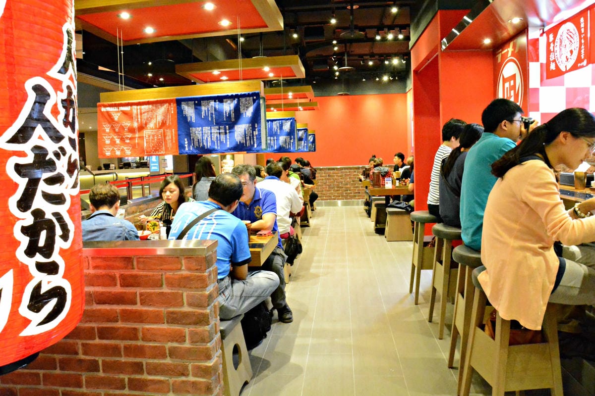 [台中西屯]ラーメン凪(NAGI)豚骨拉麵 台中老虎城店 – 不敢說宇宙最強,但應該是台中目前最強拉麵了(邀約試吃生田智志師傅採訪畫面)。
