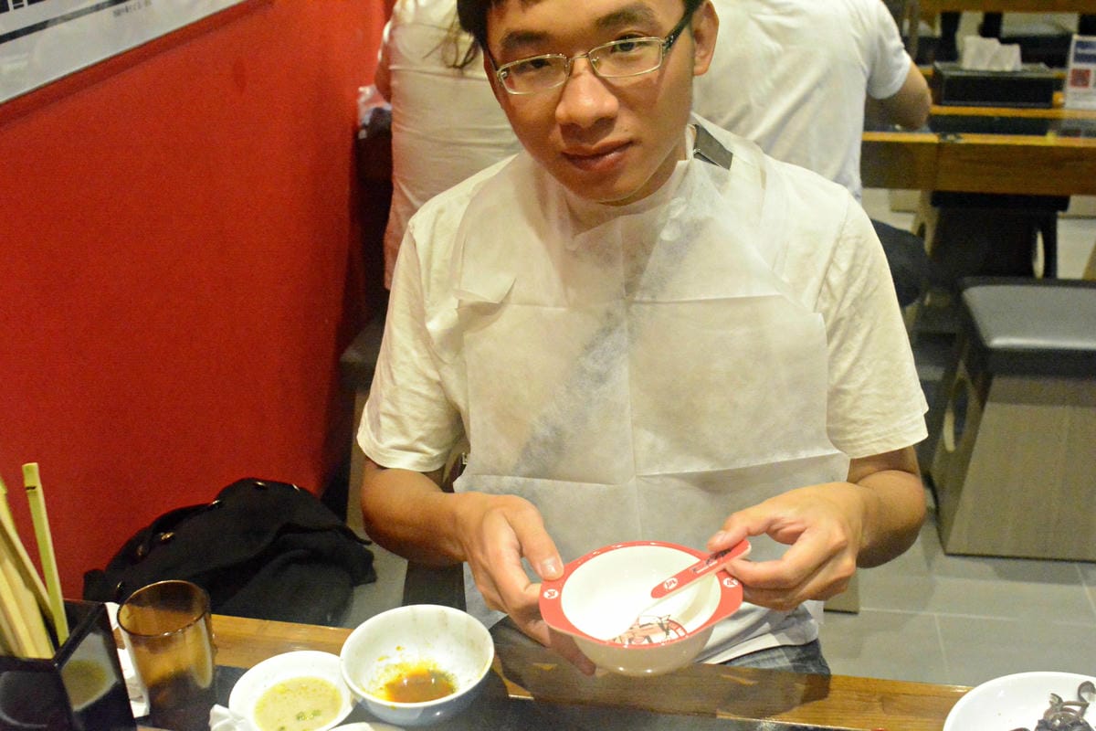 [台中西屯]ラーメン凪(NAGI)豚骨拉麵 台中老虎城店 – 不敢說宇宙最強,但應該是台中目前最強拉麵了(邀約試吃生田智志師傅採訪畫面)。