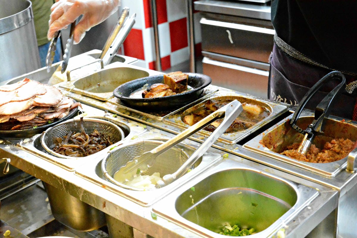 [台中西屯]ラーメン凪(NAGI)豚骨拉麵 台中老虎城店 – 不敢說宇宙最強,但應該是台中目前最強拉麵了(邀約試吃生田智志師傅採訪畫面)。